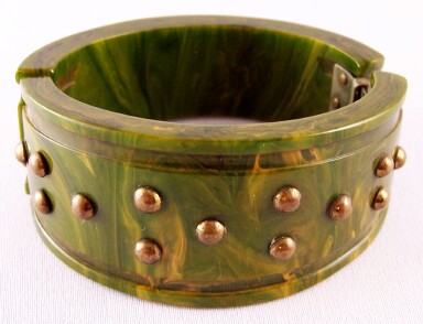 BB166 green bakelite hinged bangle w brass studs